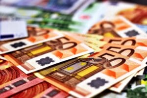 Curs valutar BNR vineri, 13 noiembrie. Cât valorează un leu în comparație cu euro și dolarul