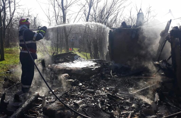 Incendiu izbucnit într-o gospodărie din localitatea Toporu